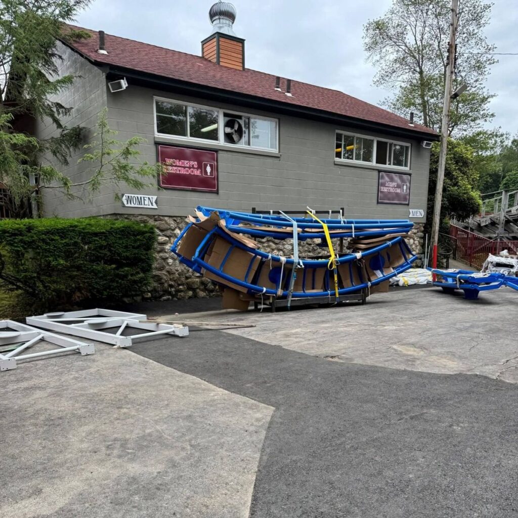 Quassy Amusement & Waterpark: Aladdin Wave Swinger & Crazy 8 Family Coaster