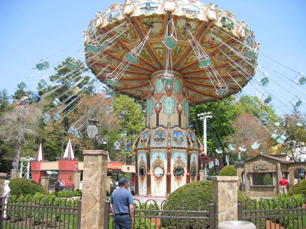 Quassy Amusement & Waterpark: Aladdin Wave Swinger & Crazy 8 Family Coaster