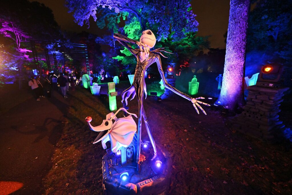 New York Botanical Garden: „Tim Burtons The Nightmare Before Christmas“ Light Trail