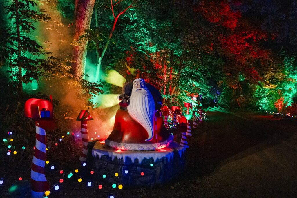New York Botanical Garden: „Tim Burtons The Nightmare Before Christmas“ Light Trail