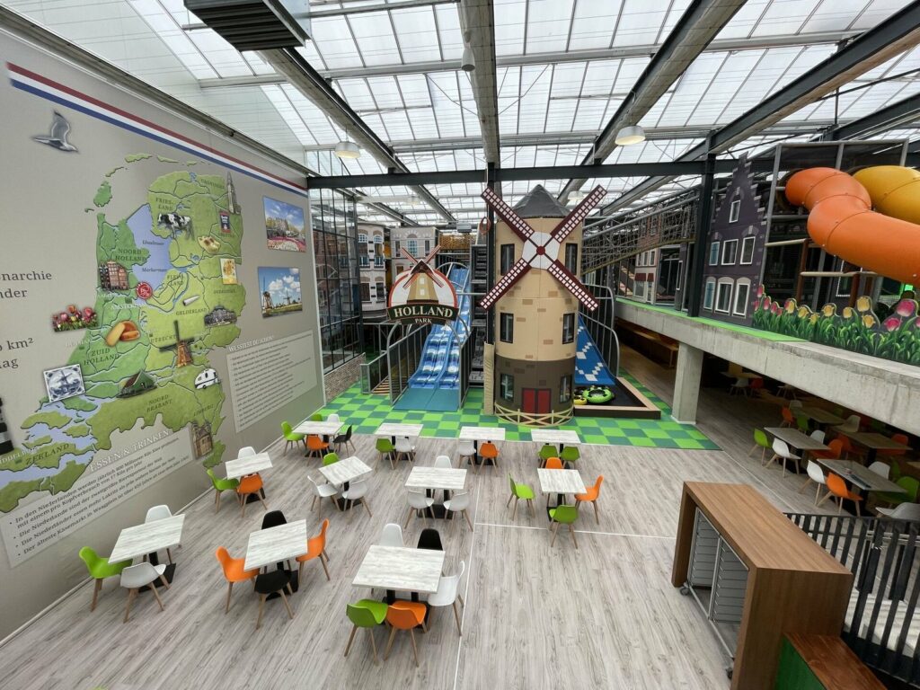 Holland Park: Neue Spielhalle und Klompi