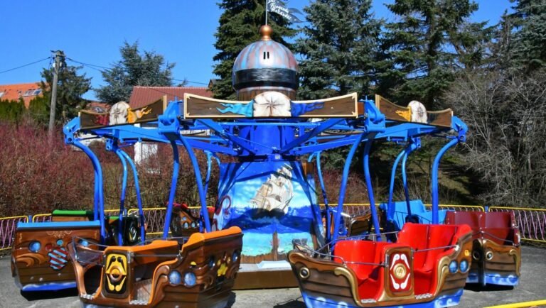 Charles Knie's Circus-Land: Flying Wheel & Flying Boats