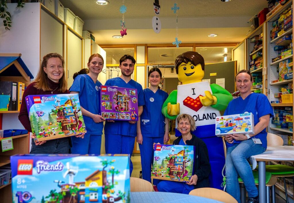 LEGOLAND Deutschland: Team besucht kleine Patienten