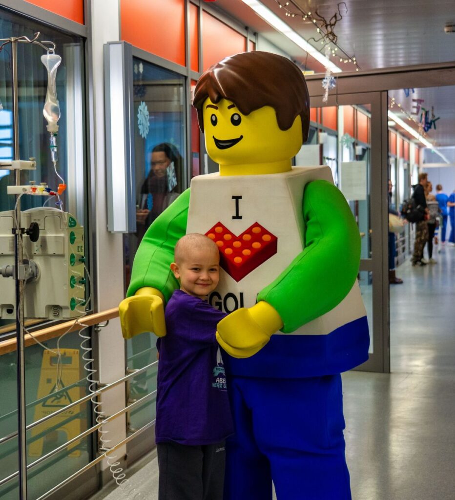 LEGOLAND Deutschland: Team besucht kleine Patienten