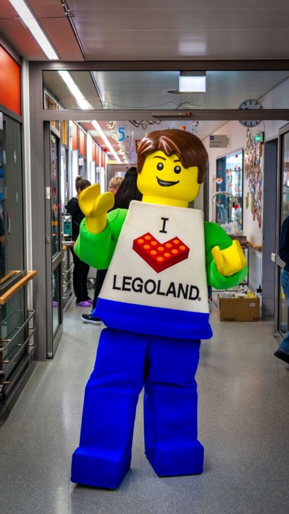 LEGOLAND Deutschland: Team besucht kleine Patienten