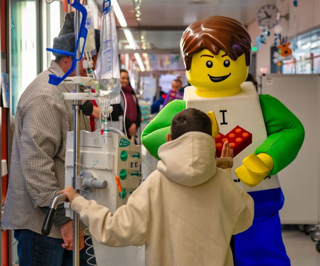 LEGOLAND Deutschland: Team besucht kleine Patienten