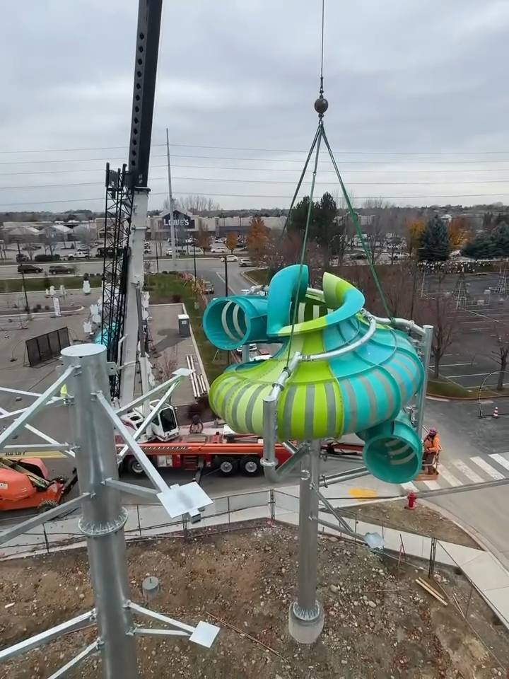 Roaring Springs Waterpark: The Hive & The Heist
