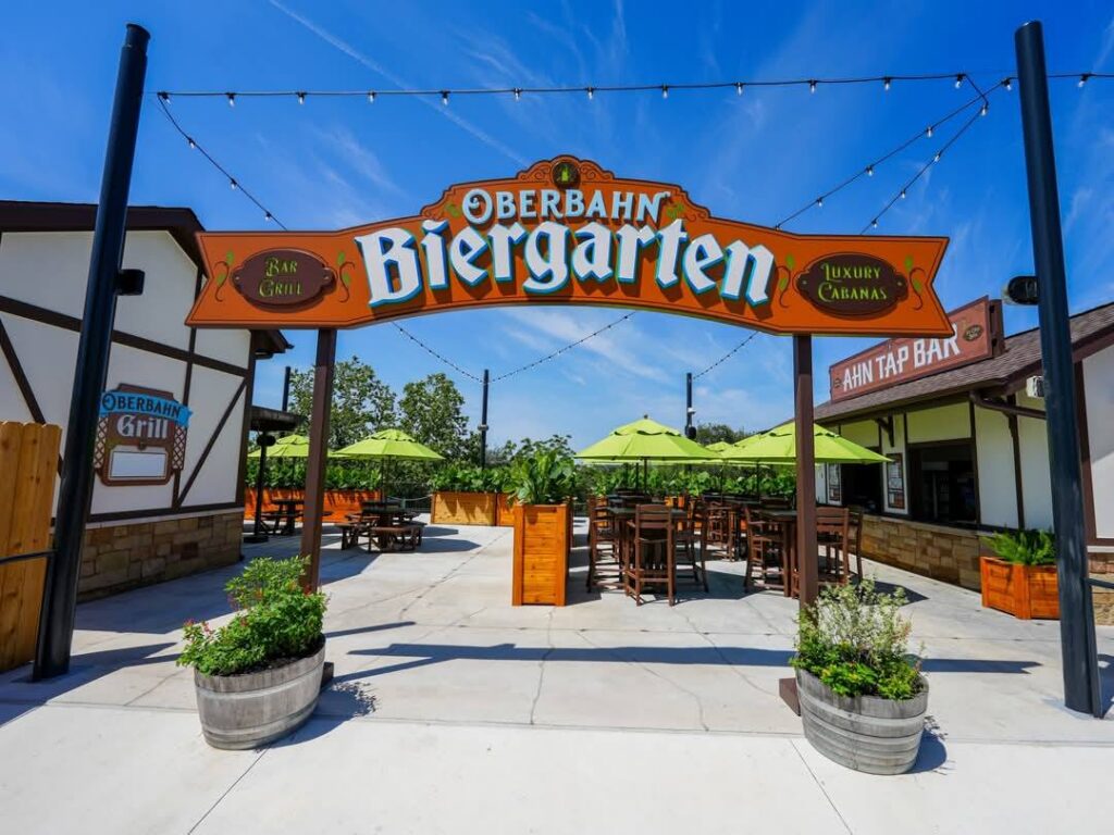 Schlitterbahn New Braunfels: Oberbahn Biergarten