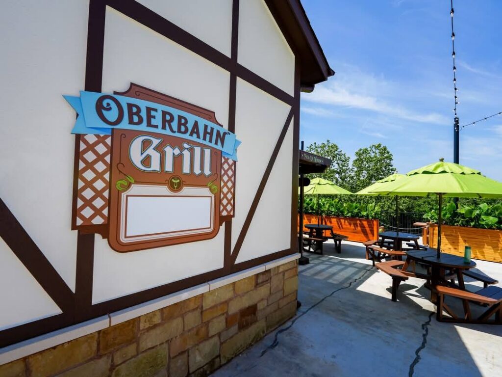 Schlitterbahn New Braunfels: Oberbahn Biergarten
