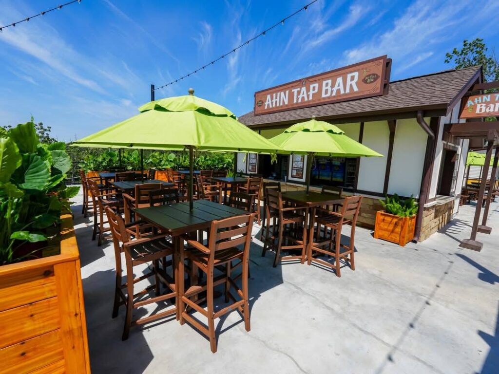 Schlitterbahn New Braunfels: Oberbahn Biergarten