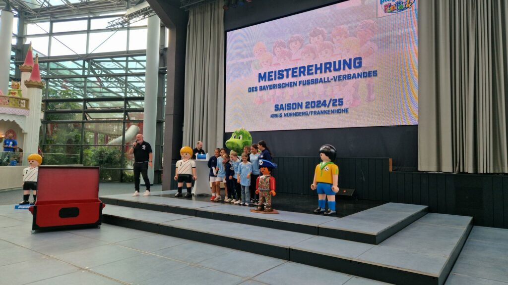 Playmobil-FunPark: Bayerischer Fußball-Verband ehrt Junioren-Teams