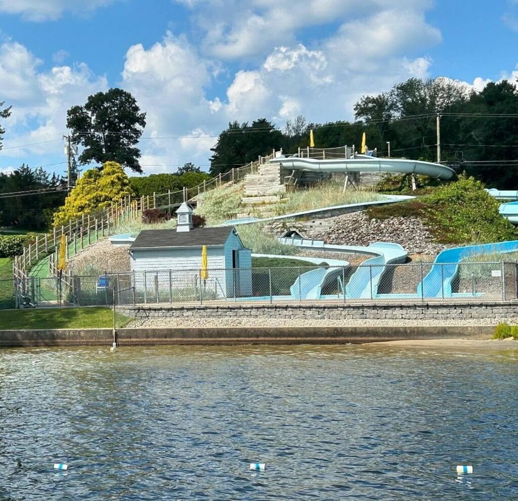 Breezy Picnic Grounds Waterslides: Schließung Rutschen