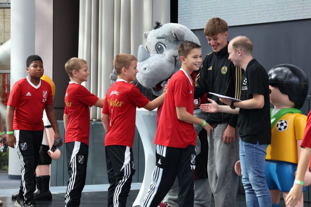 Playmobil-FunPark: Bayerischer Fußball-Verband ehrt Junioren-Teams