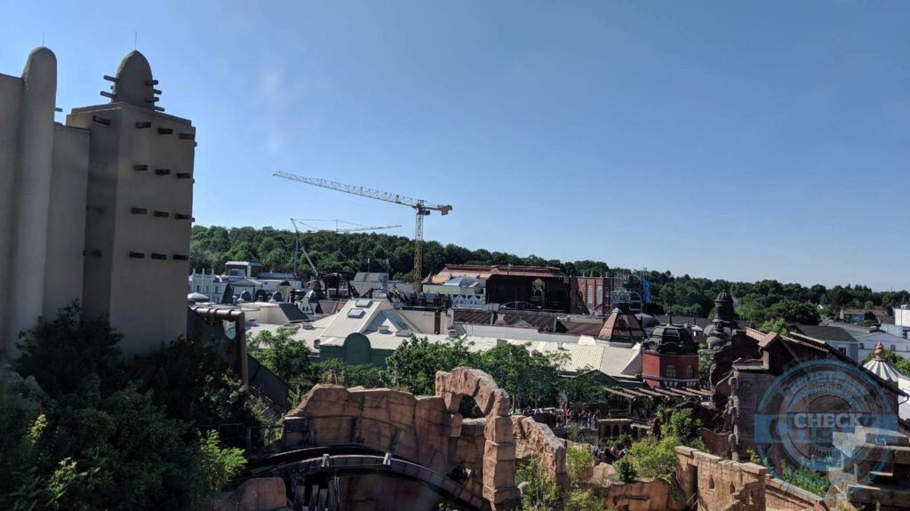 Blick vom Hotel Matamba auf die Baustelle – Rookburgh-Baustelle mit F.L.Y. und Hotelmodulen im Sommer 2019 (27.06.2019)