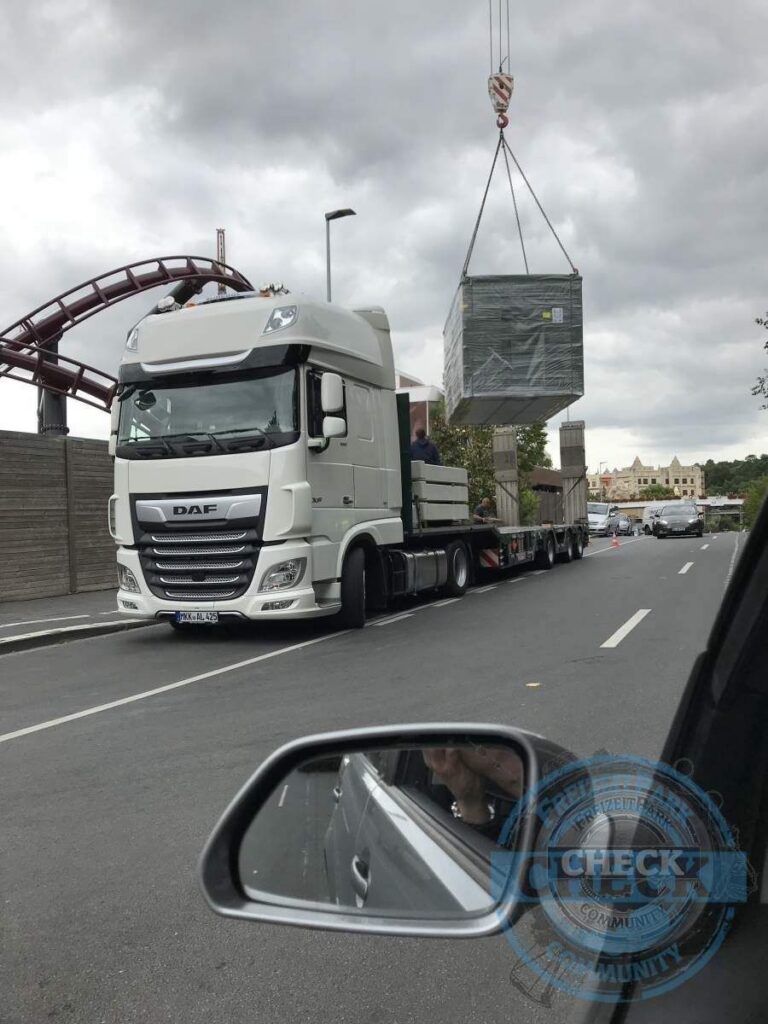 Die Hotelcontainer werden angeliefert – Rookburgh-Baustelle mit F.L.Y. und Hotelmodulen im Sommer 2019 (16.07.2019)