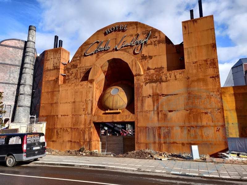 Die Wand vor dem Hoteleingang ist weg – F.L.Y. fliegt ganz nah vorbei – Hotel Charles Lindbergh und Rookburgh Anfang 2020 (11.02.2020)