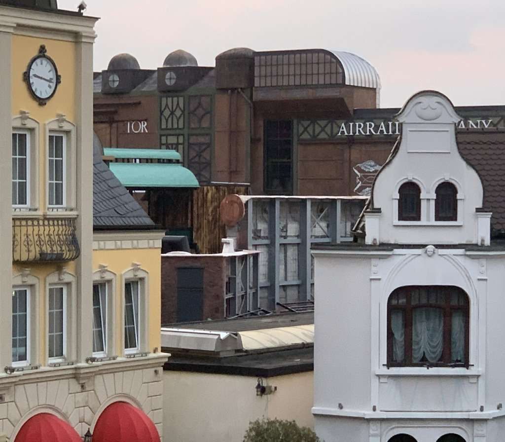 Ein riesiger Holzklotz vor der großen Wand – Hotel Charles Lindbergh und Rookburgh im August 2020 (08.08.2020)