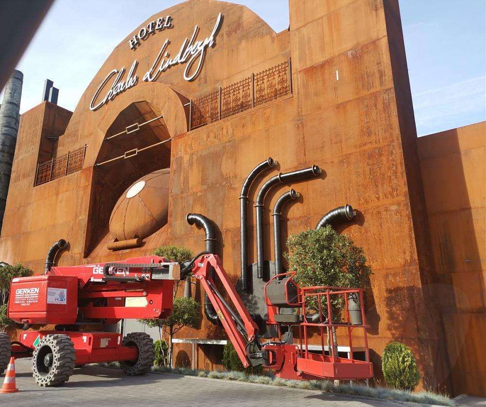 Die ersten Rohre am Hoteleingang – Hotel Charles Lindbergh und Rookburgh im August 2020 (20.08.2020)