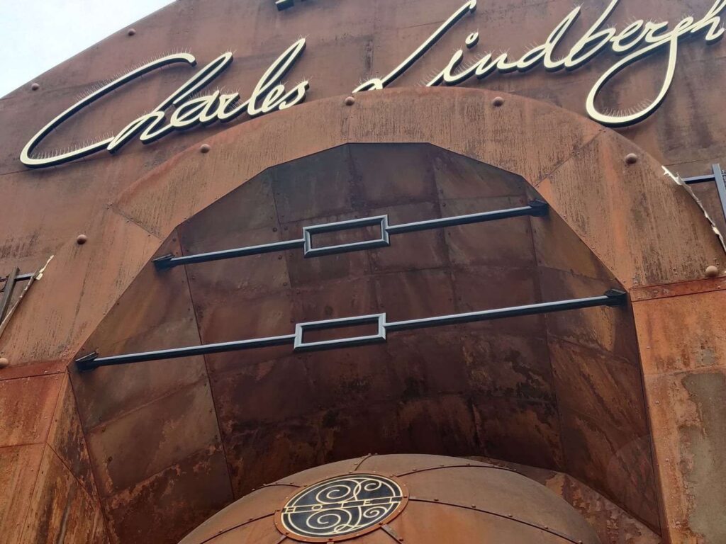 Nieten am Hoteleingang – Hotel Charles Lindbergh und Rookburgh im August 2020 (30.08.2020)