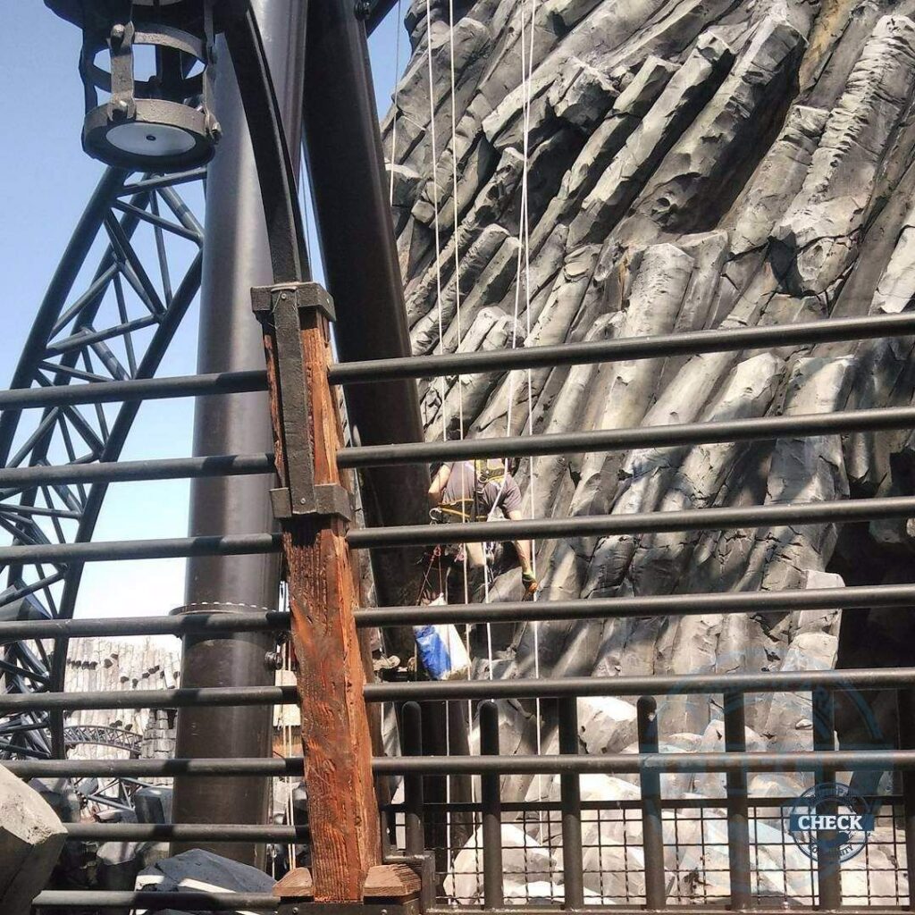 An der Stütze hinter dem Zaun wird geklettert – sie bekommt neue Farbe – Klugheim kurz vor der Eröffnung im Juni 2016 (12.05.2016)