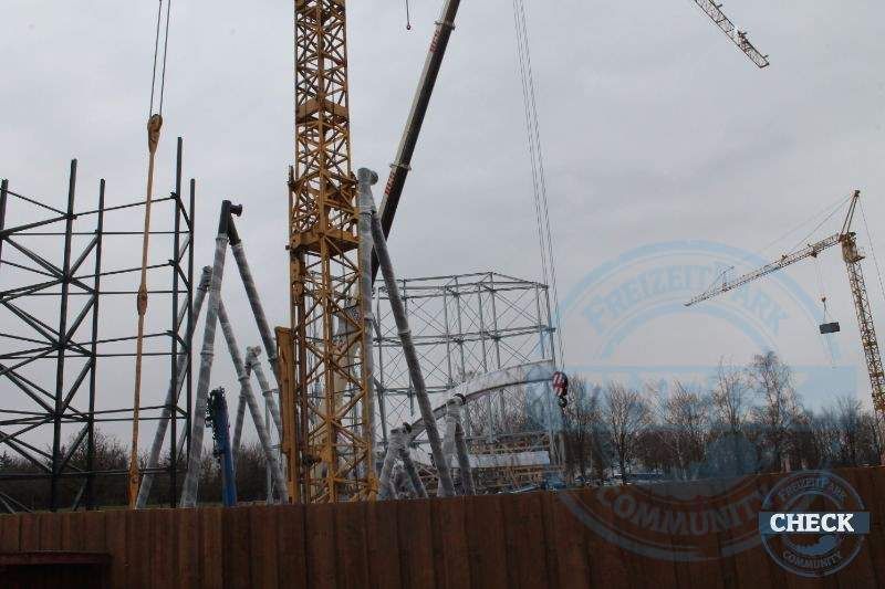 Taron-Baustelle im Frühjahr 2015 mit ersten Stützen und Basaltfelsen (29.03.2015)