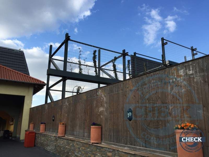 Die grüne Wand bekommt Pflanzkästen – Klugheim-Baustelle im Frühjahr 2015 (17.04.2015)