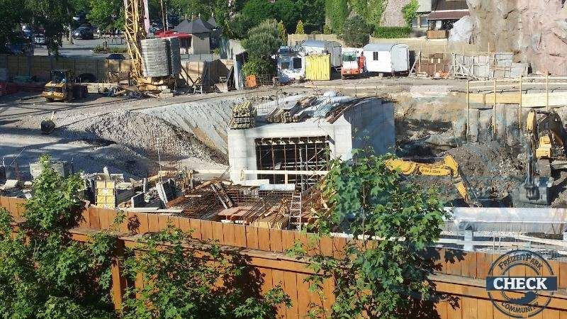 Taron-Baustelle im Sommer 2015 mit Schienen, Stützen und Felsgerüsten (06.06.2015)