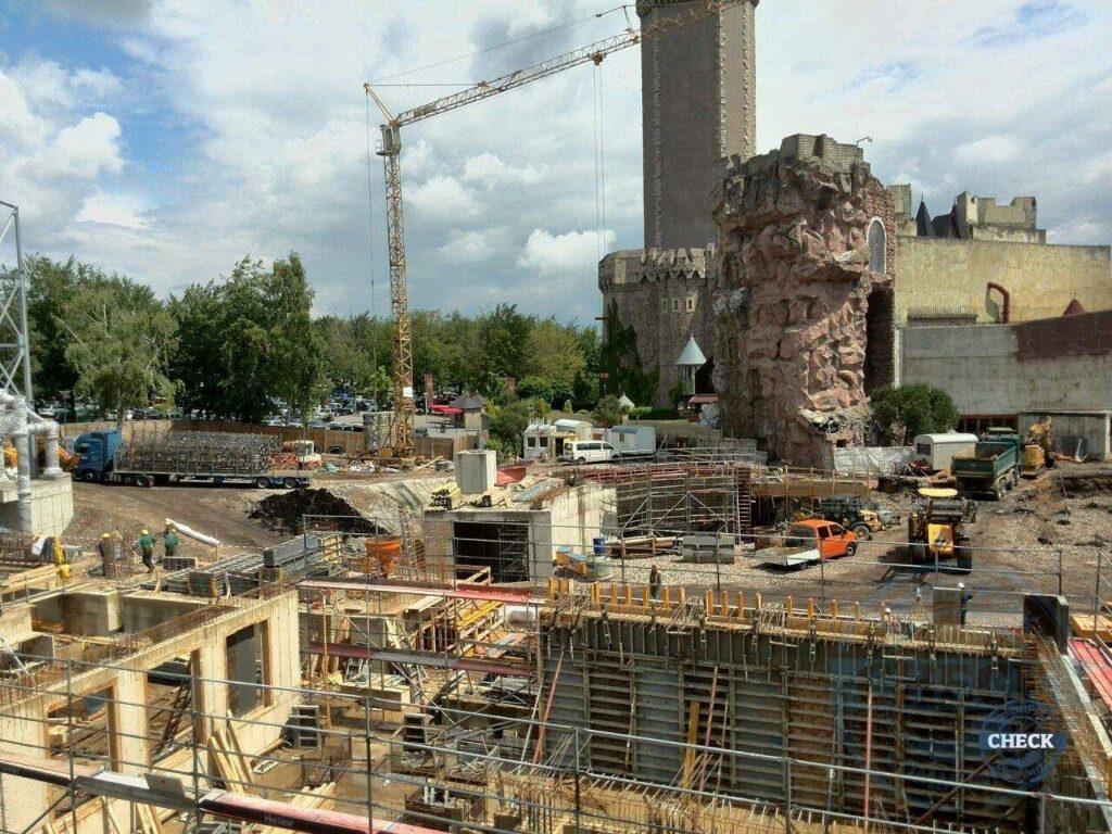 Taron-Baustelle im Sommer 2015 mit Schienen, Stützen und Felsgerüsten (23.06.2015)