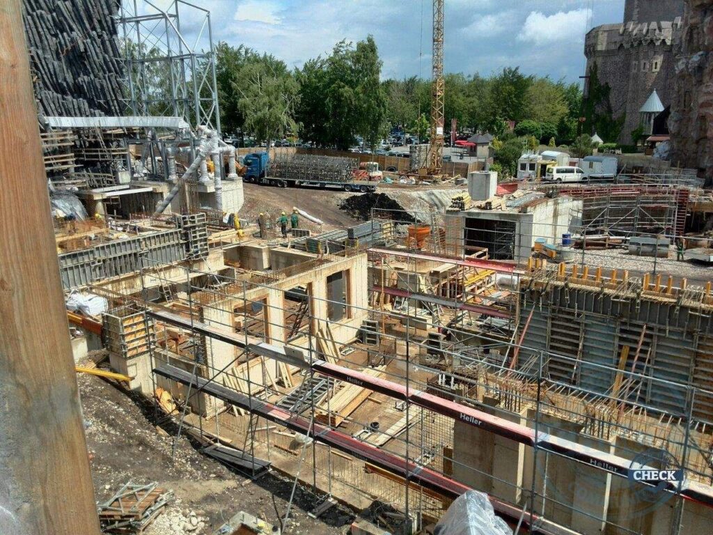 Taron-Baustelle im Sommer 2015 mit Schienen, Stützen und Felsgerüsten (23.06.2015)