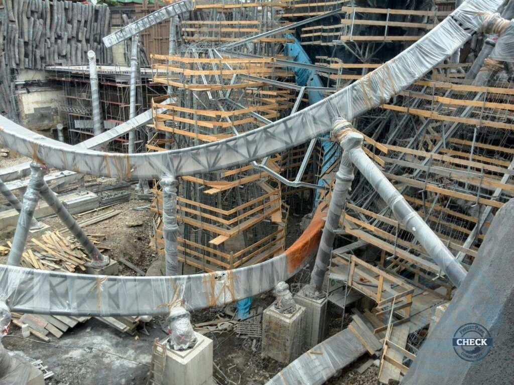 Taron-Baustelle im Sommer 2015 mit Schienen, Stützen und Felsgerüsten (26.06.2015)