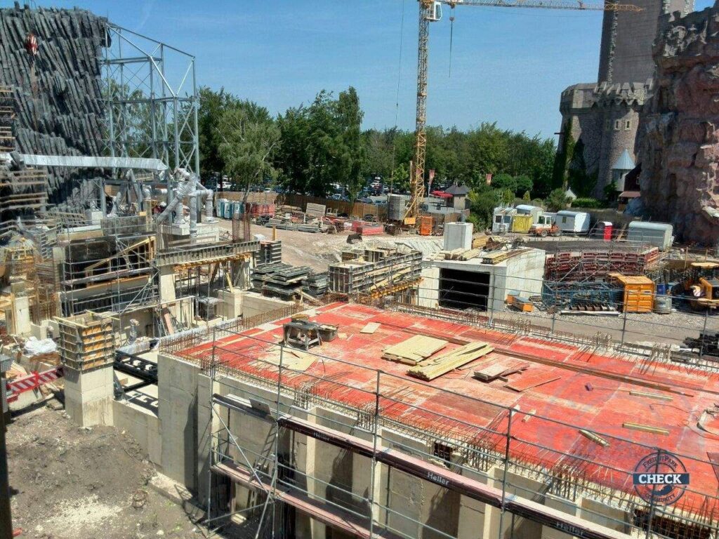 Taron-Baustelle im Sommer 2015 mit Schienen, Stützen und Felsgerüsten (04.07.2015)