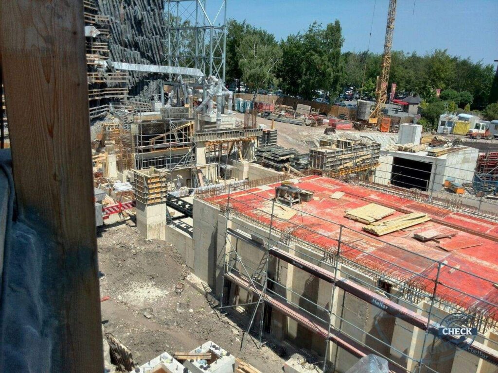 Taron-Baustelle im Sommer 2015 mit Schienen, Stützen und Felsgerüsten (04.07.2015)