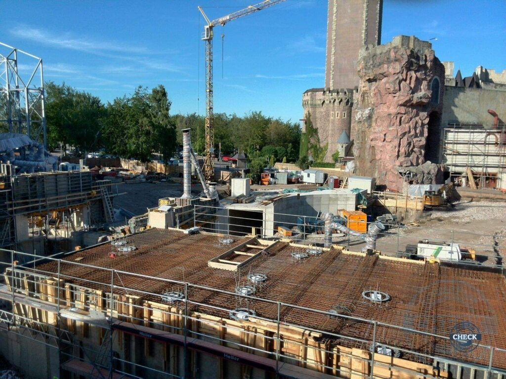 Taron-Baustelle im Sommer 2015 mit Schienen, Stützen und Felsgerüsten (10.07.2015)