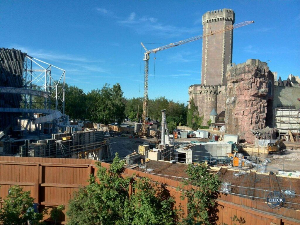 Taron-Baustelle im Sommer 2015 mit Schienen, Stützen und Felsgerüsten (10.07.2015)