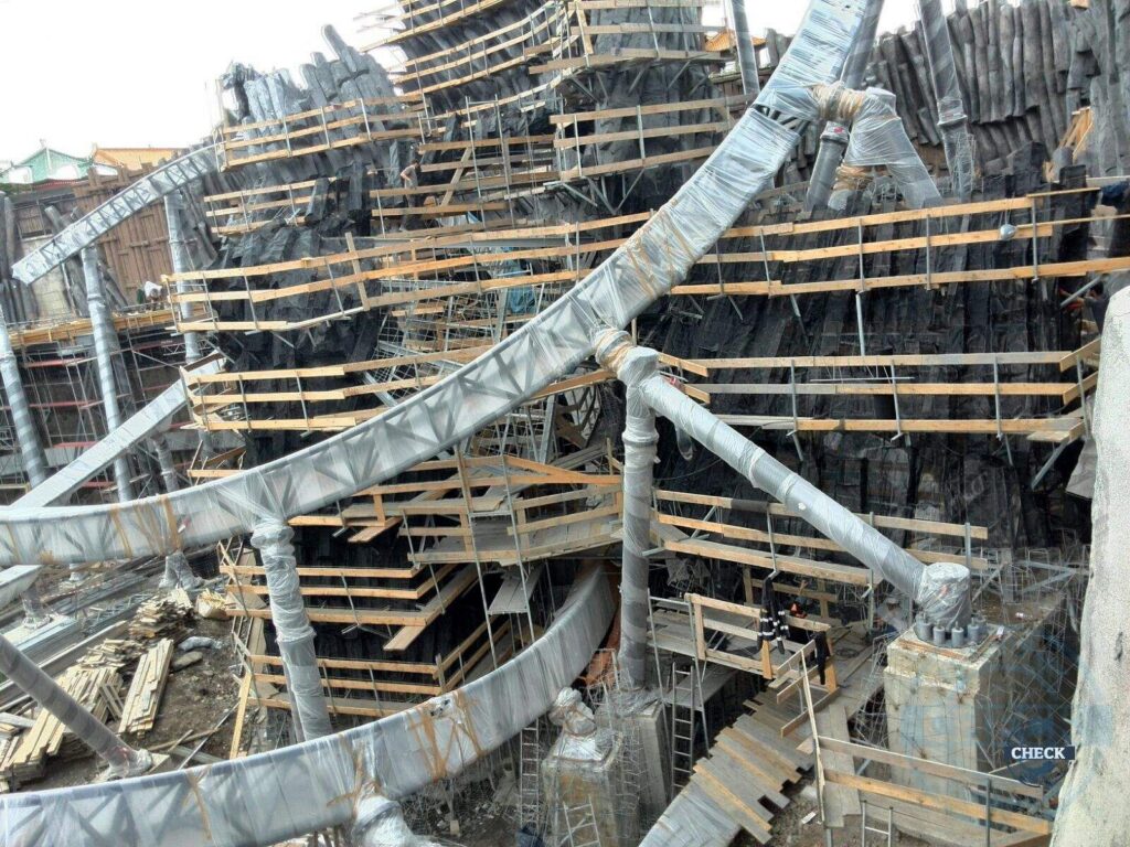 Taron-Baustelle im Sommer 2015 mit Schienen, Stützen und Felsgerüsten (15.07.2015)