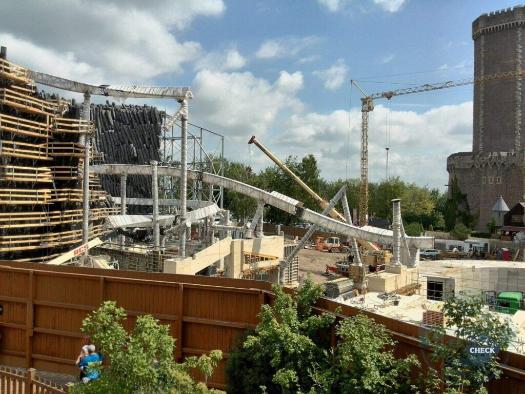 Taron-Baustelle im Sommer 2015 mit Schienen, Stützen und Felsgerüsten (15.07.2015)