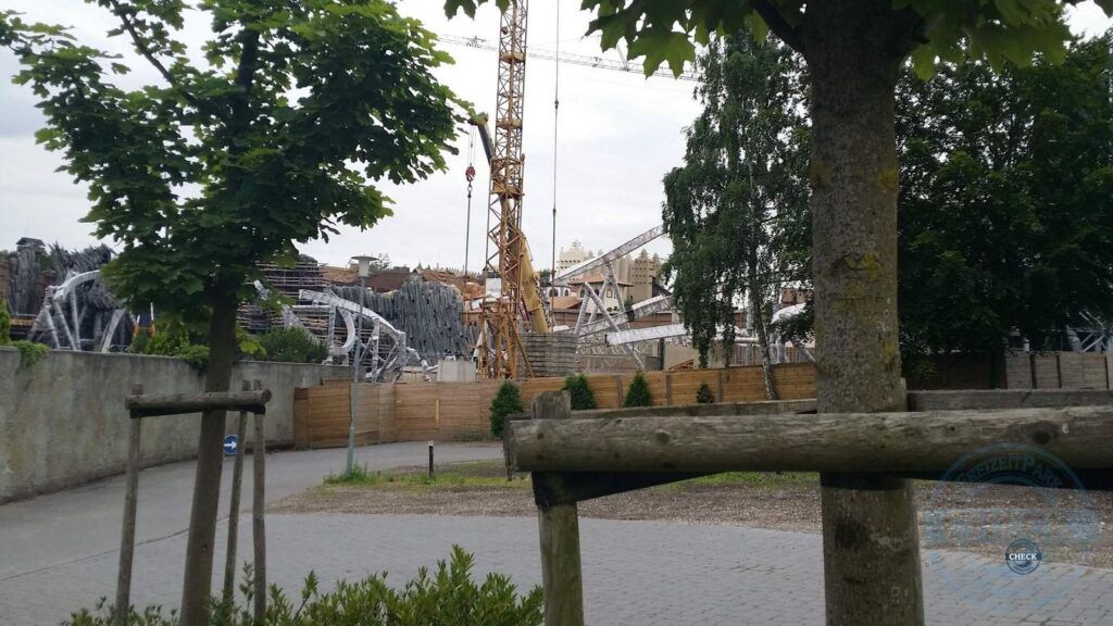 Taron-Baustelle im Sommer 2015 mit Schienen, Stützen und Felsgerüsten (20.07.2015)