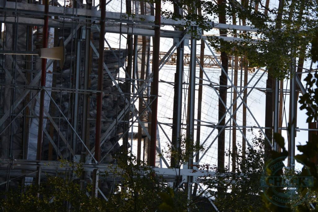 Taron-Baustelle im Sommer 2015 mit Schienen, Stützen und Felsgerüsten (08.08.2015)