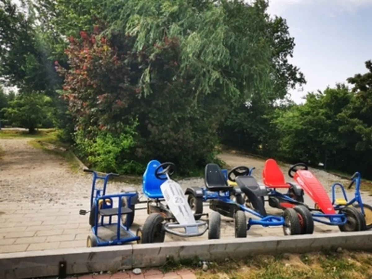 Kindertretfahrzeuge auf Schotter