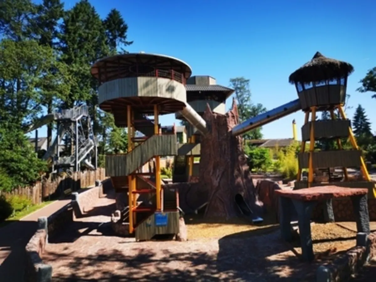 Vulkanrutsche und Abenteuerspielplatz