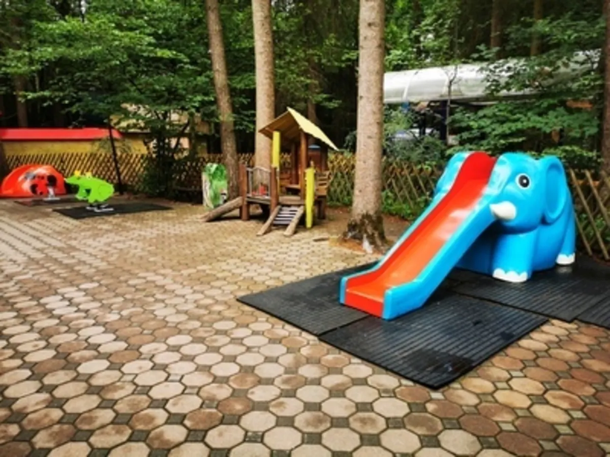 Babyspielplatz mit Nostalgie-Karussell