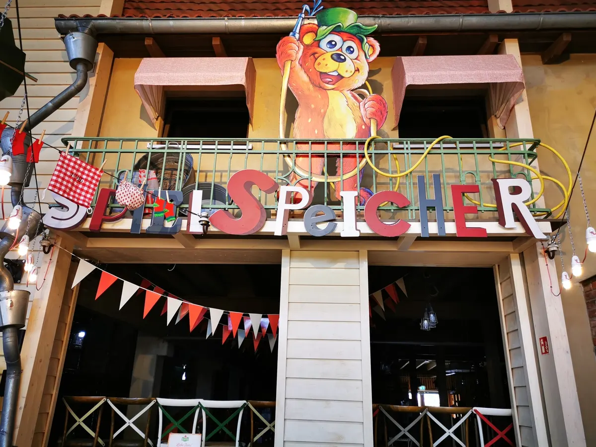 Tobeland mit Riesenrutsche und Kinderkino