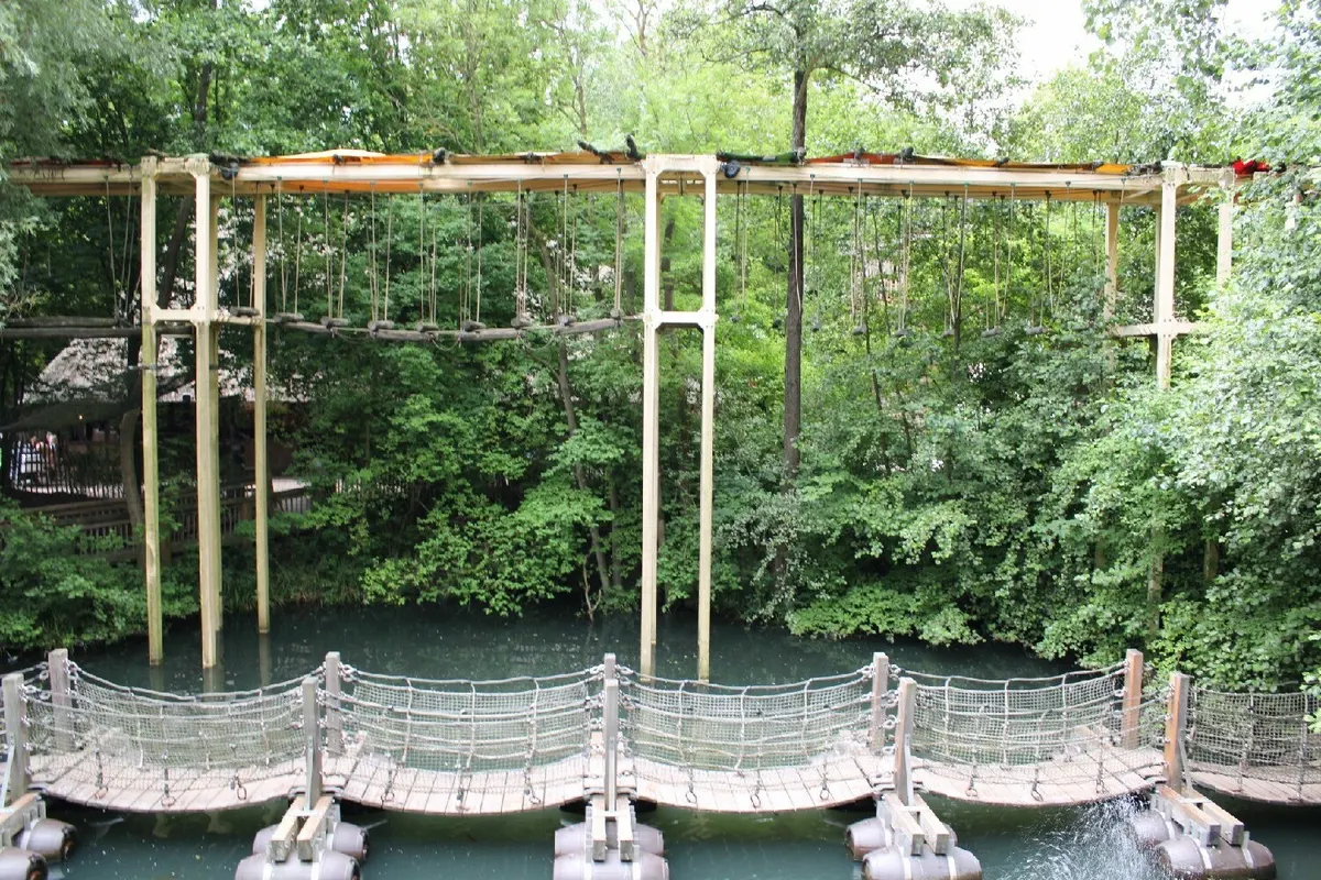 Hängebrücke, Schwimm- und Wackelbrücke
