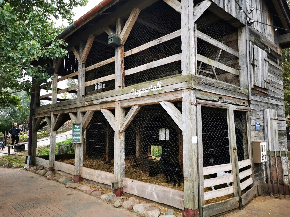 Spielstall mit Spritzenhaus