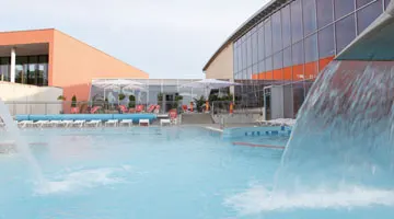Erlebnisaußenbecken mit Strömungskanal