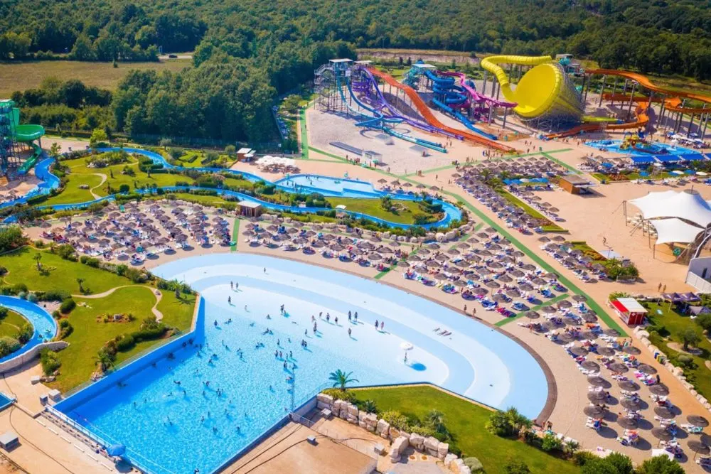 Bazen sa šljunčanom plažom i valovima