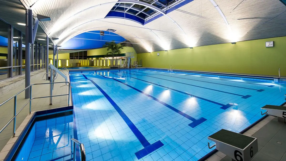 Schwimmbecken mit Sprungturm