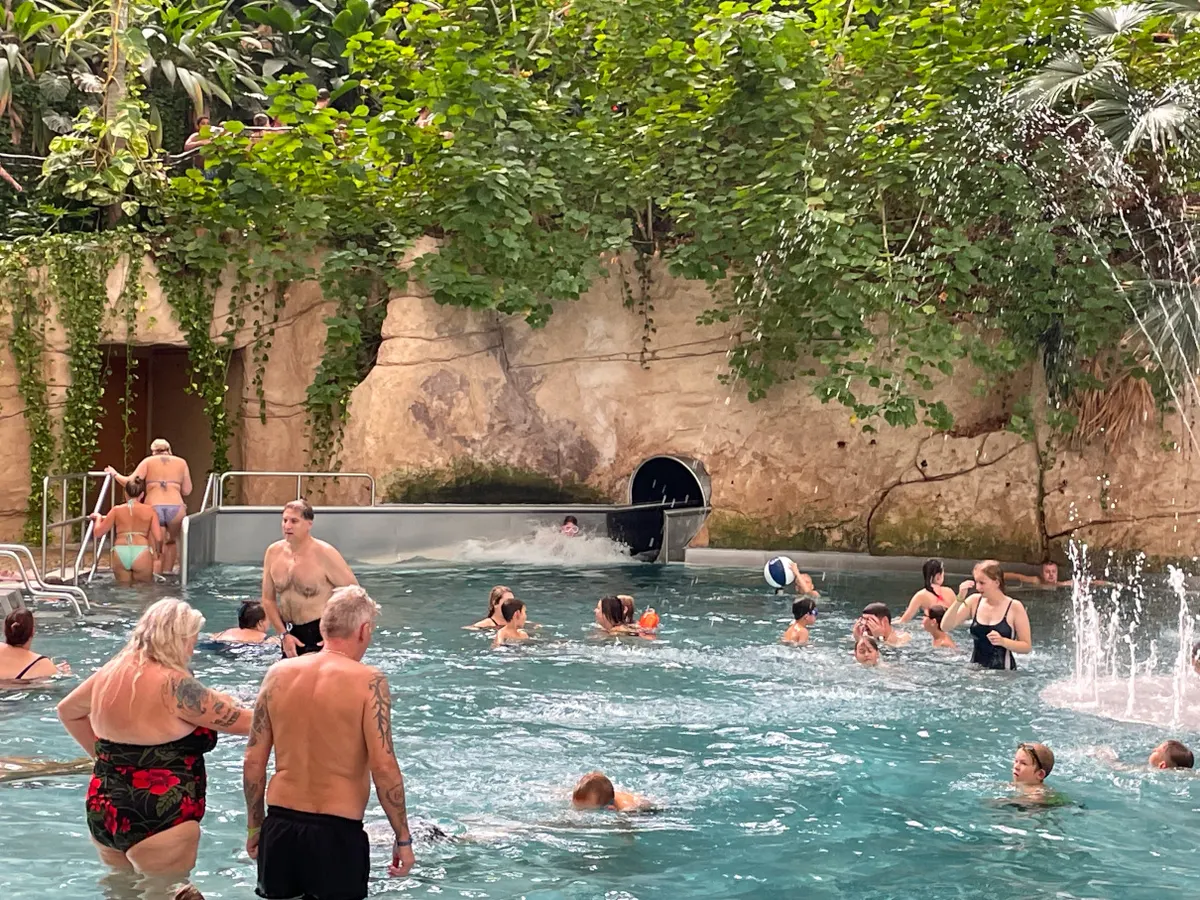 Unterirdische Wasserrutsche (1)