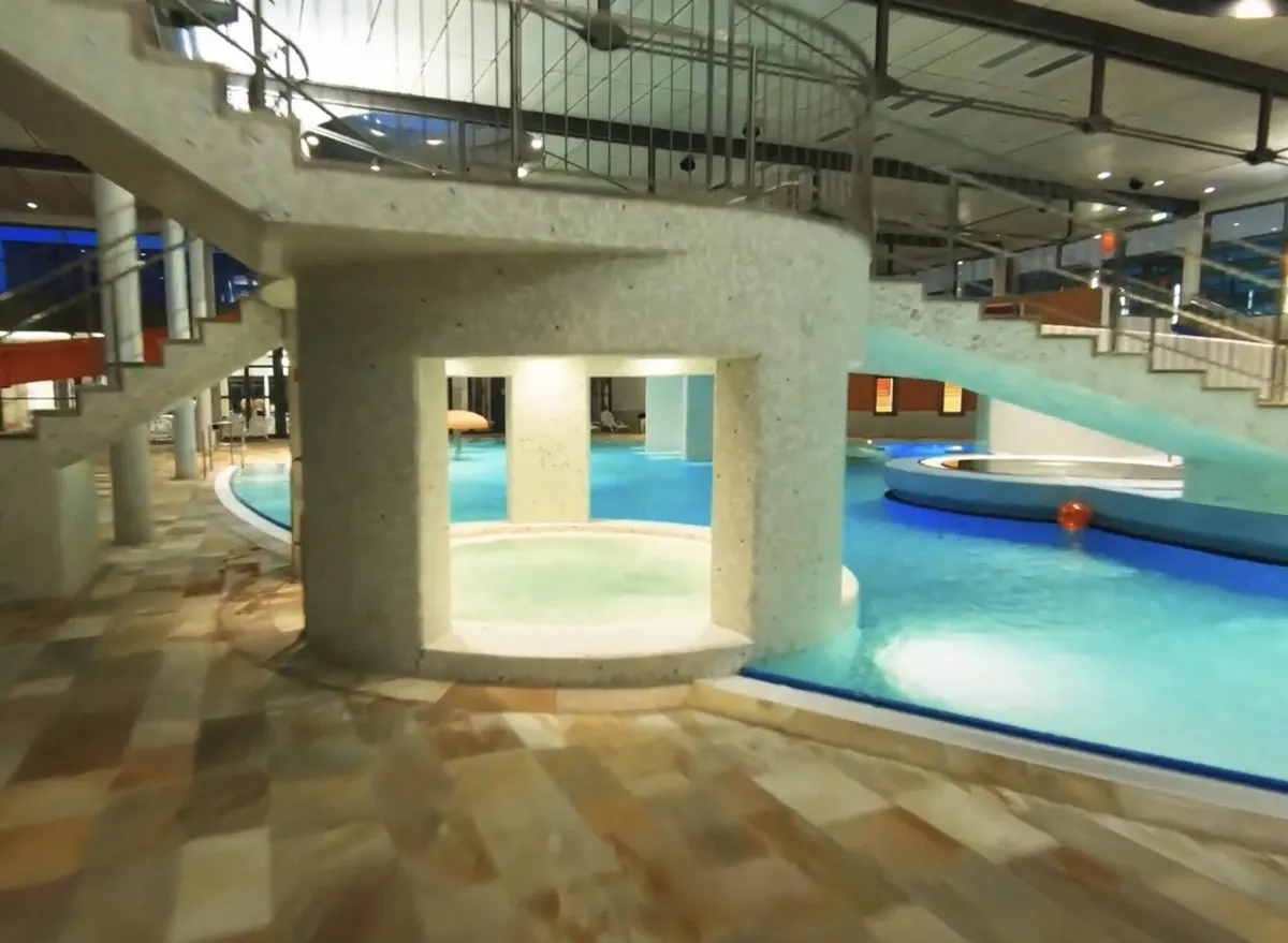 Hot-Whirlpool unter der Empore