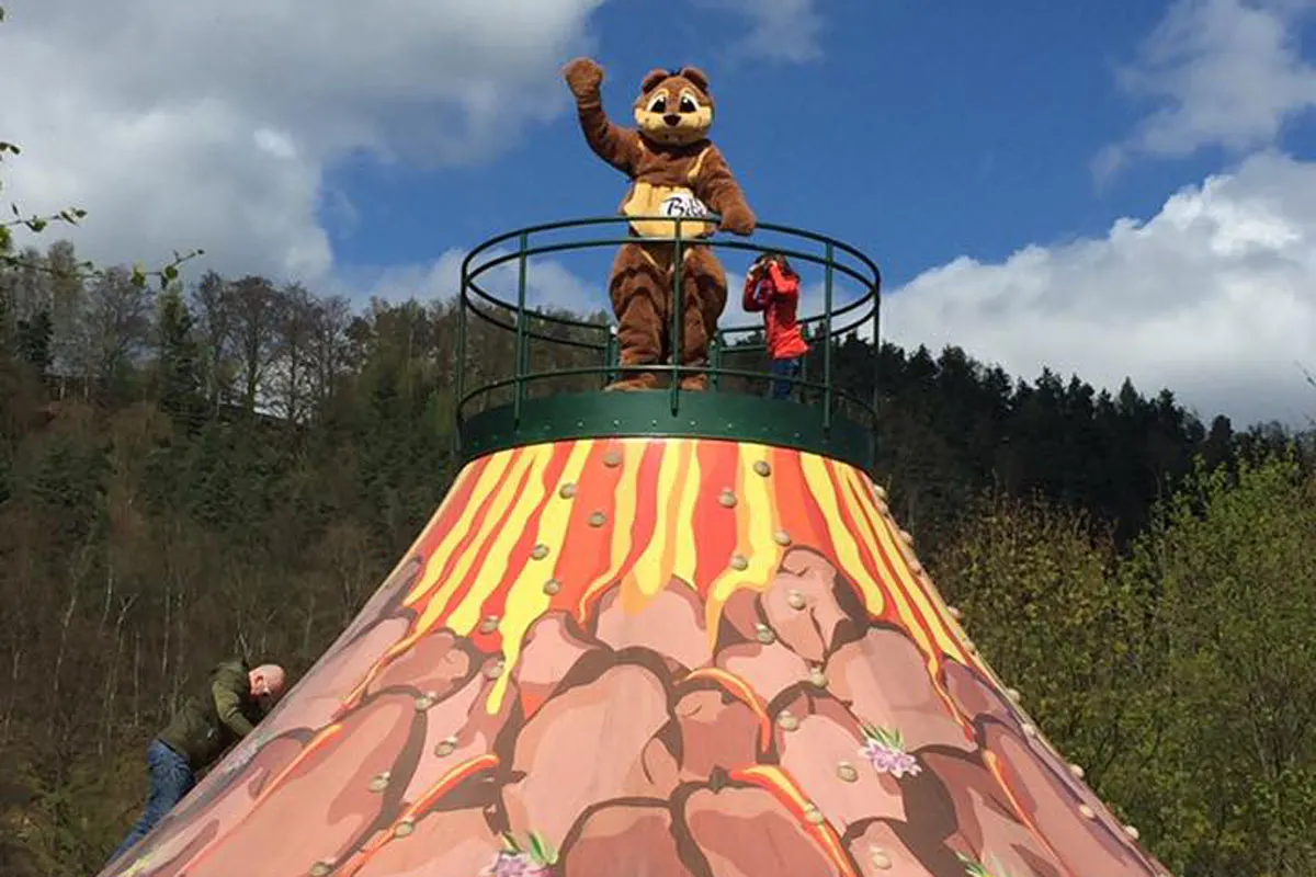 Kletterberg mit Rutsche